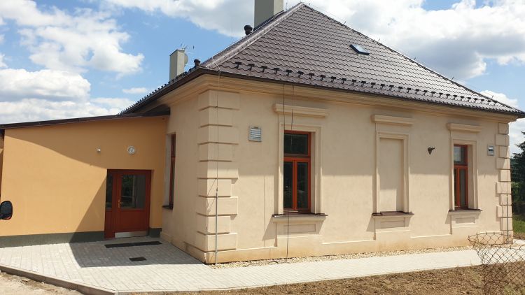 Pohled od příjezdové komunikace