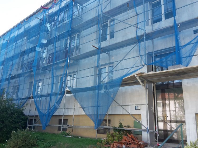 Zbývá natáhnout poslední vrstvu fasády