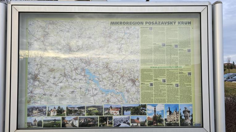 Reklamní tabule u zámku