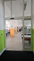 Nové dveře ve školní jídelně